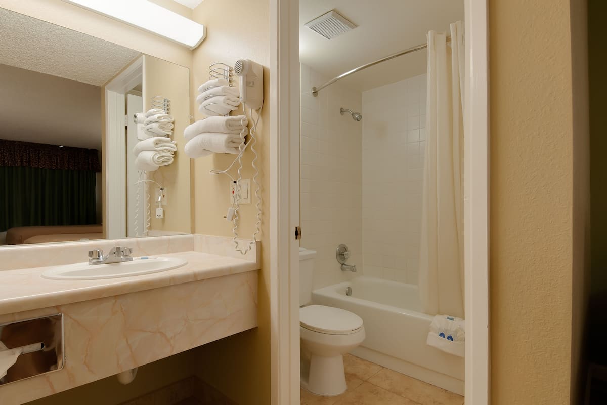 Bañera con ducha, secador de pelo, toallas