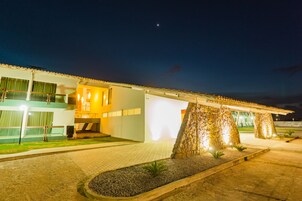 住宿正面 - 傍晚/夜晚