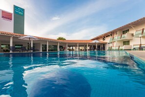 Outdoor pool, open 8:30 AM to 10:00 PM, pool loungers - Arrey Beach Hotel (Parnaíba)