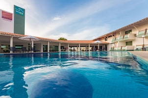 Piscina externa, funciona das 8h30 às 22h, espreguiçadeiras