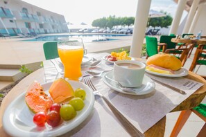 Café da manhã feito na hora grátis todos os dias