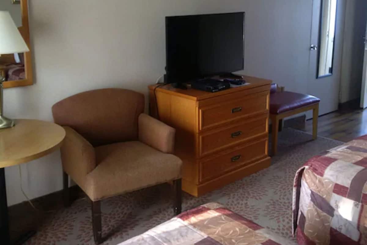 Escritorio, cortinas blackout, wifi gratis y ropa de cama