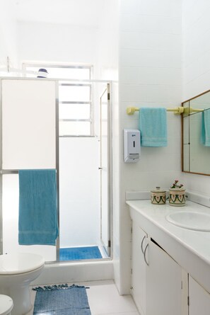 Shower, towels - Maracanã Hostel Vila Isabel (Rio de Janeiro)