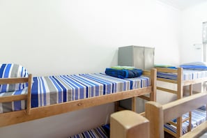 A dormitory room with bunk beds, a wardrobe, and a desk. - Maracanã Hostel Vila Isabel (Rio de Janeiro)