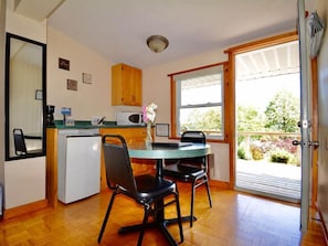 Comfort Suite, 1 Bedroom, Ensuite, River View | Dining - Dewar's Inn on the River (Augusta)