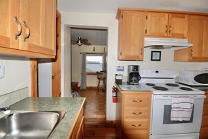 Refrigerador, microondas, cafetera/tetera, licuadora