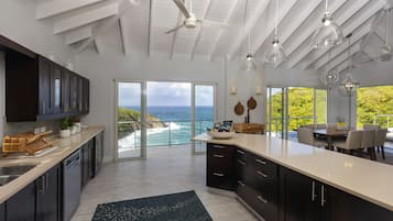 Full-sized fridge, microwave, oven, stovetop