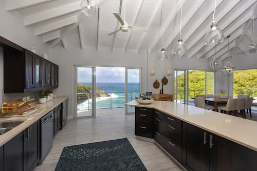 Full-size fridge, microwave, oven, stovetop