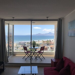 Departamento, 2 habitaciones, vista al océano (802 Arena) | Sala de estar | Televisión de pantalla plana de 43 pulgadas con canales vía satélite