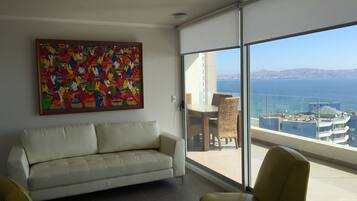 Departamento familiar | Sala de estar | Televisión de pantalla plana de 43 pulgadas con canales vía satélite