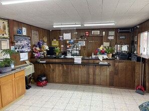 Reception - Wildflower Inn & RV Park (Cuero)