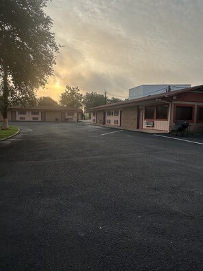 Front of property - Wildflower Inn & RV Park (Cuero)