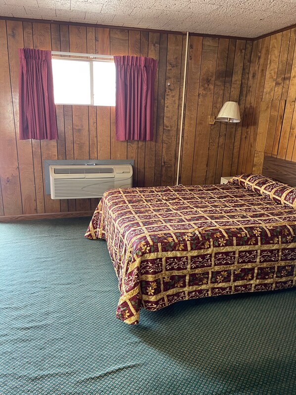 Economy Room, 1 Queen Bed | Bathroom | Towels - Wildflower Inn & RV Park (Cuero)