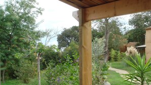 Eine Hollaube mit Blick auf den Garten.