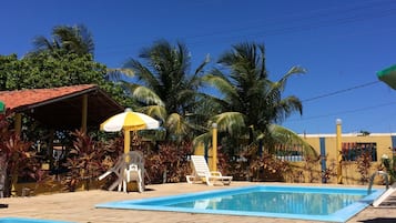 2 piscinas externas, funciona das 7h30 às 20h, guarda-sóis