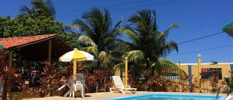 2 kolam renang terbuka, payung kolam, kerusi lepak pantai