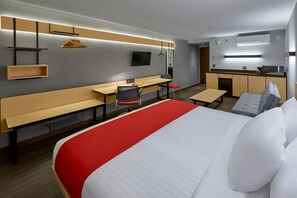 Habitación superior, 1 cama Queen size y sofá cama, para no fumadores | Caja de seguridad en la habitación y escritorio 