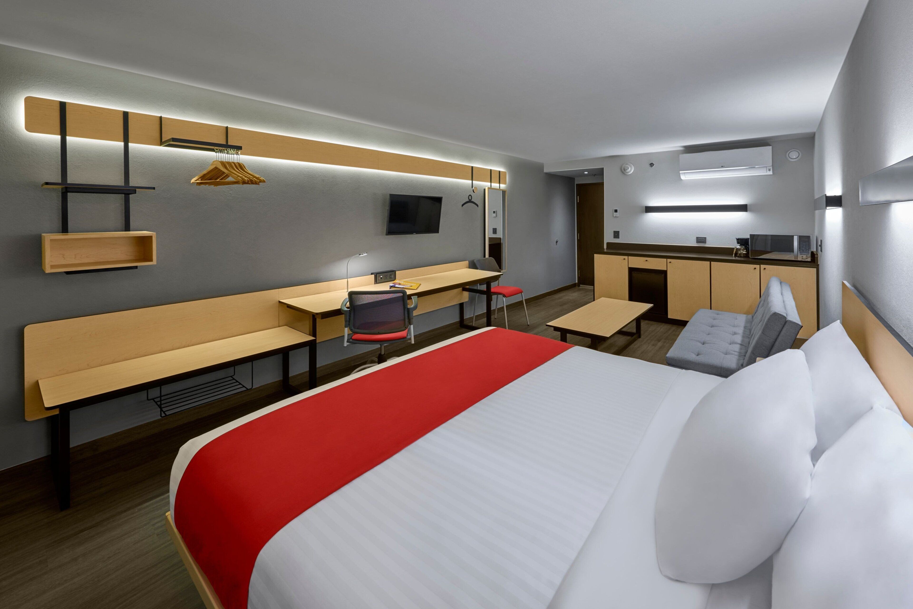 Habitación superior, 1 cama Queen size y sofá cama, para no fumadores | Caja de seguridad en la habitación y escritorio 