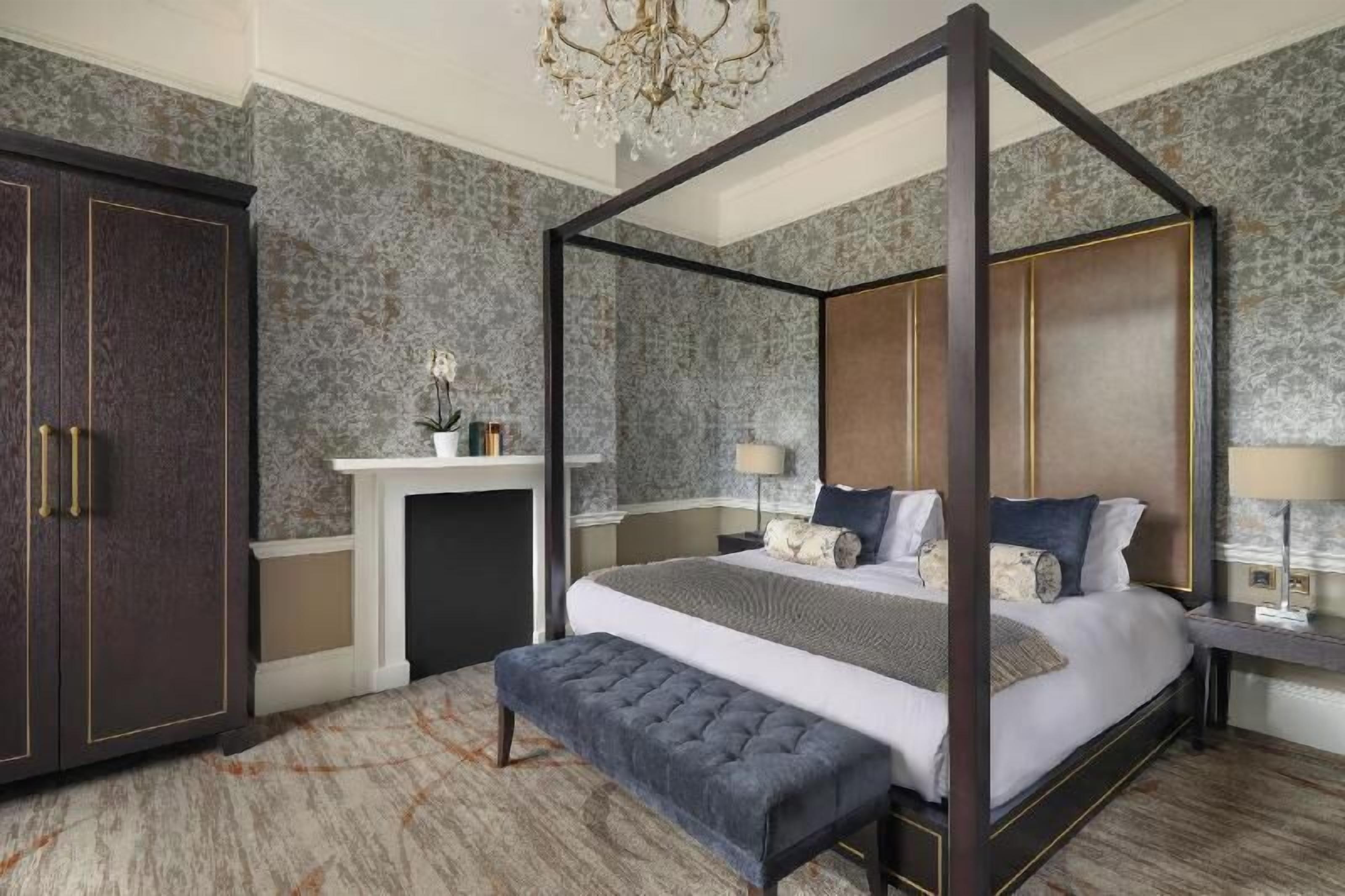 Pillowtop beds, desk, laptop workspace, iron/ironing board