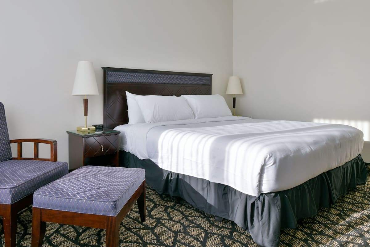 Queen Room with Connecting Door | Living area