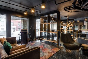 Lobby sitting area - Empire Suites (Montreal)