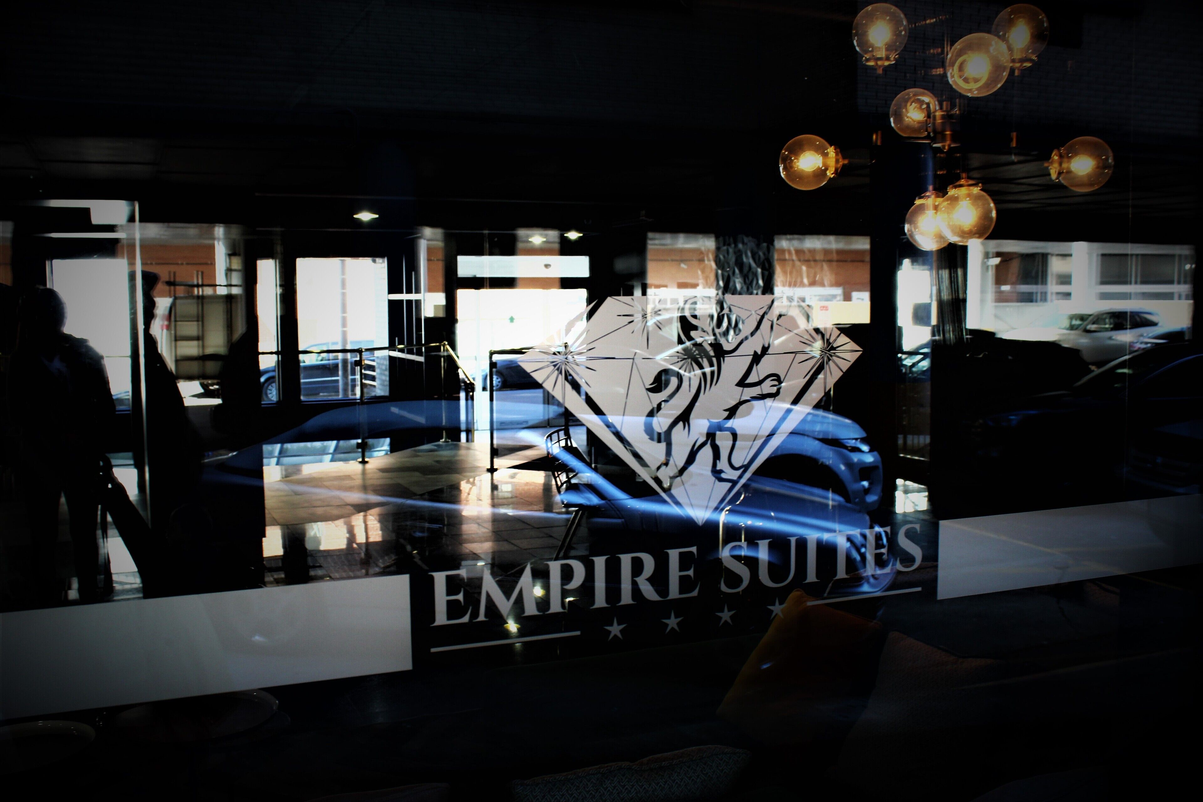 Ein Autohaus, dessen Schild "EMPIRE SUITES" zeigt.