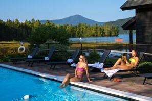 Seasonal outdoor pool, pool loungers - Placid Bay Hotel (Lake Placid)