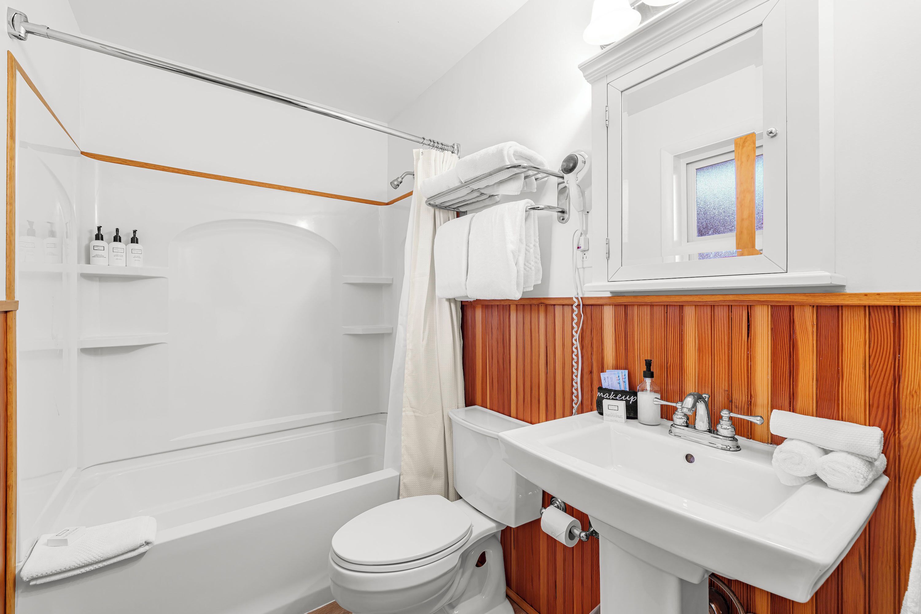 combined shower/bathtub, deep-soaking bathtub, free toiletries