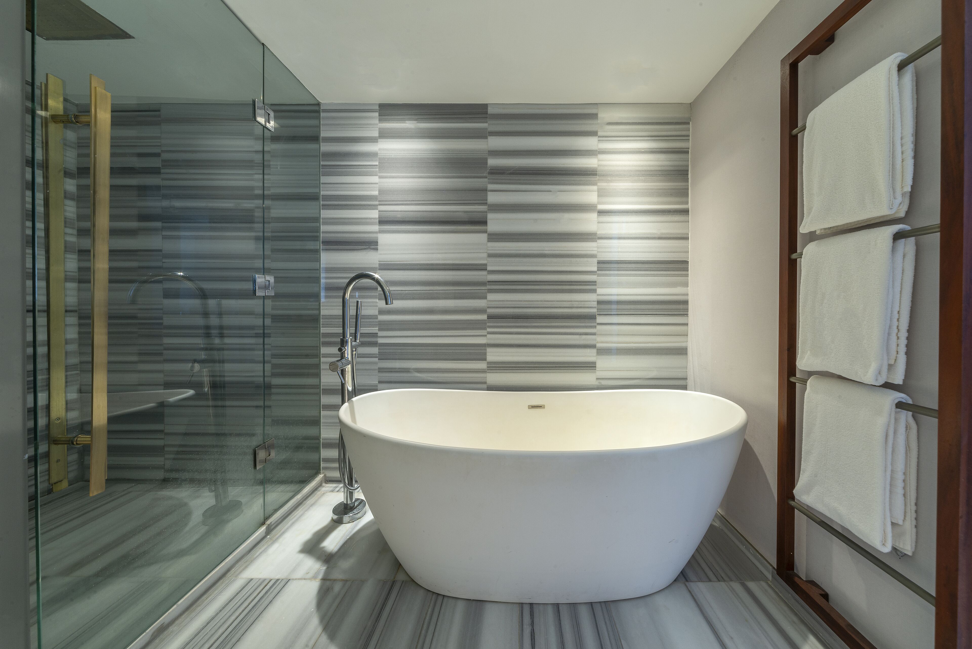 suite master king frente mar | bathroom | shower, free toiletries, hair dryer, bathrobes