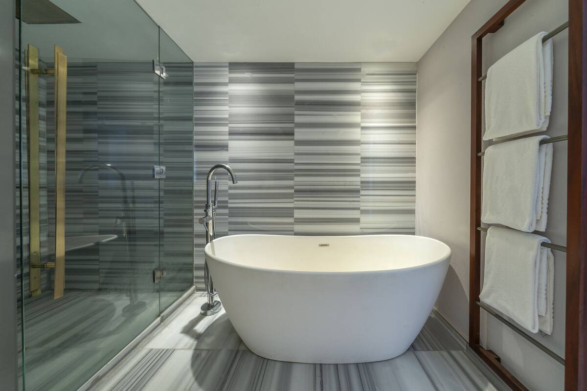 suite master king frente mar | bathroom | shower, free toiletries, hair dryer, bathrobes