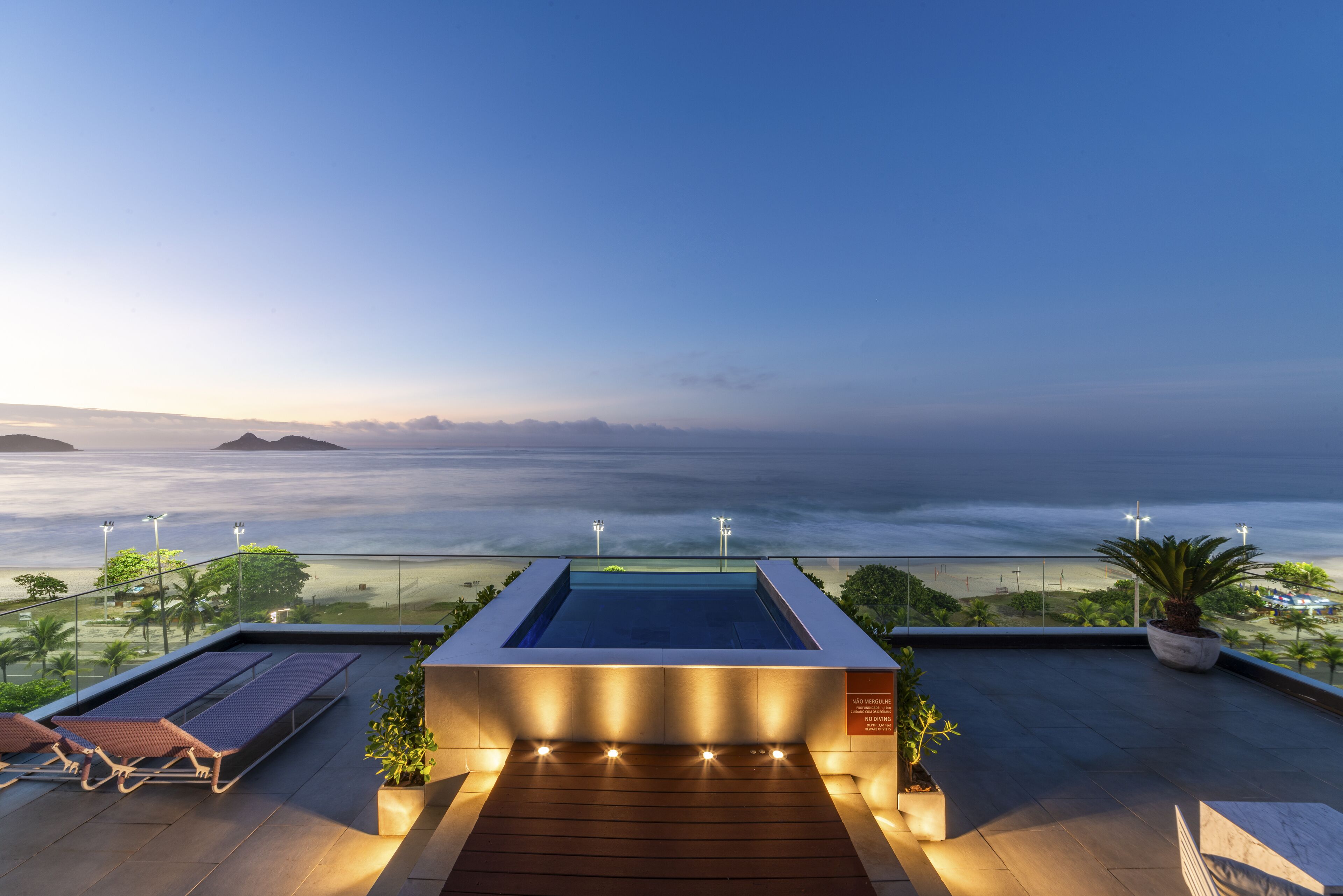 suite deluxe com piscina frente | balcony view