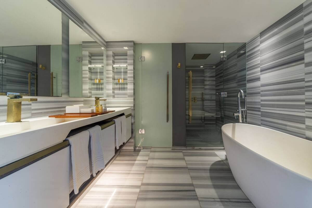 suite master king frente mar | bathroom | shower, free toiletries, hair dryer, bathrobes