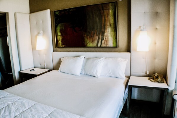 Escritorio, tabla de planchar con plancha, wifi gratis y ropa de cama 