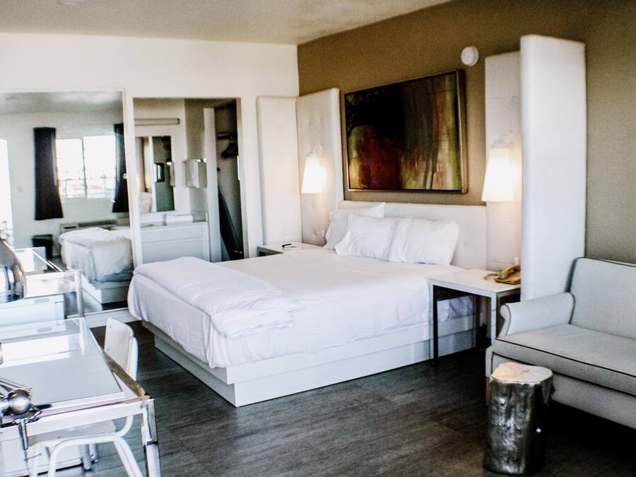 1 King Bed, Accessible, Refrigerator & Microwave | Kamervoorziening