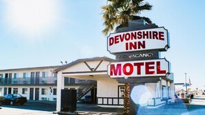 A sign for Devonshire Inn Motel with a no vacancy notice. - Devonshire Inn (Rosamond)
