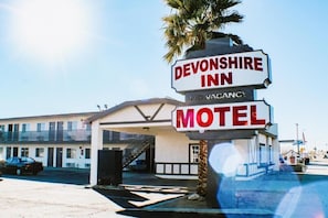 A sign for Devonshire Inn Motel with a no vacancy notice. - Devonshire Inn (Rosamond)