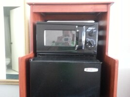 Geladeira, micro-ondas, cafeteira/chaleira