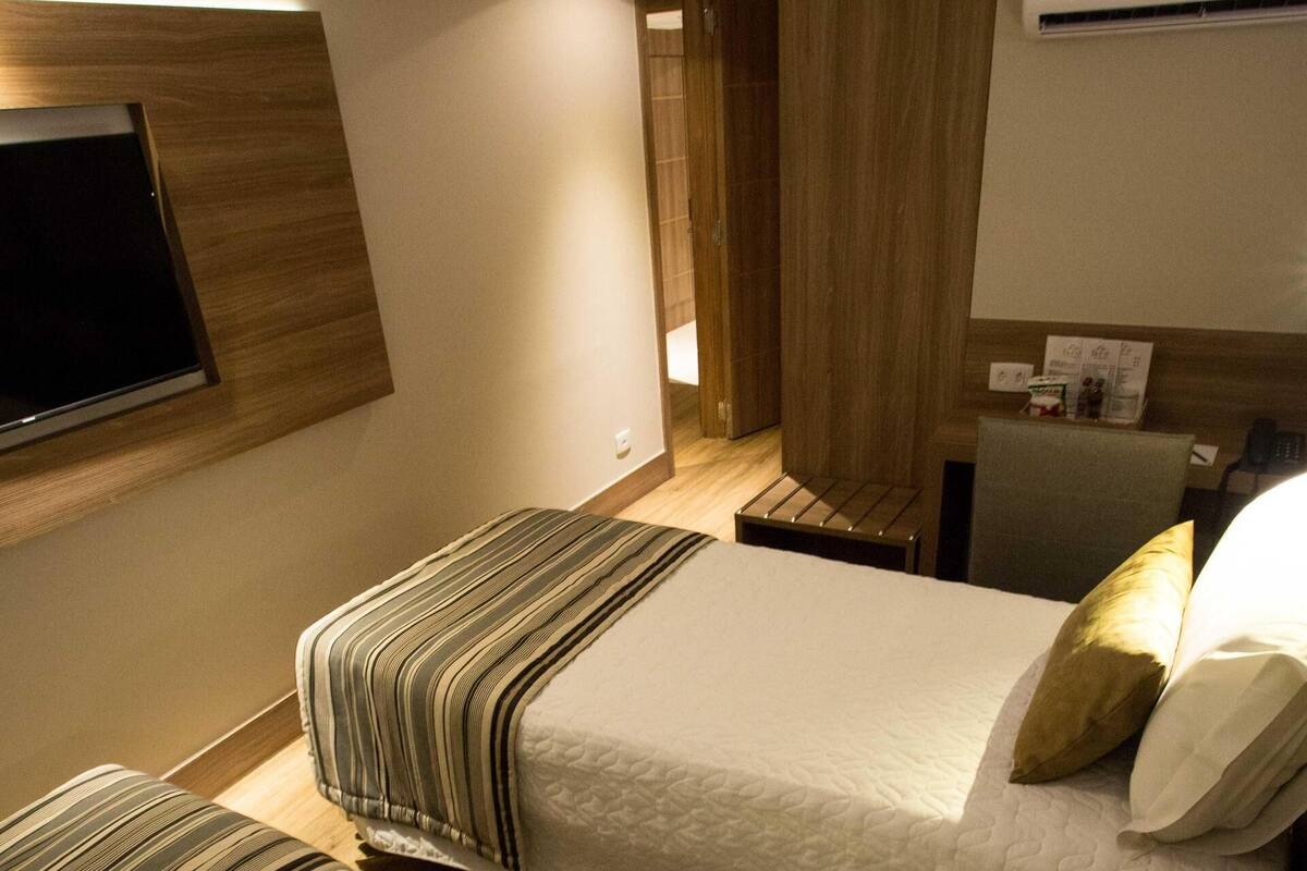 Frigobar, cofres nos quartos, escrivaninha