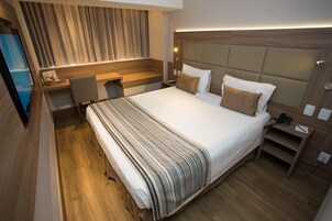 Quarto casal superior, 1 cama King, vista para a cidade | Vista do quarto