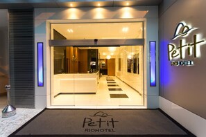Front of property - evening/night - Petit Rio Hotel (Rio de Janeiro)
