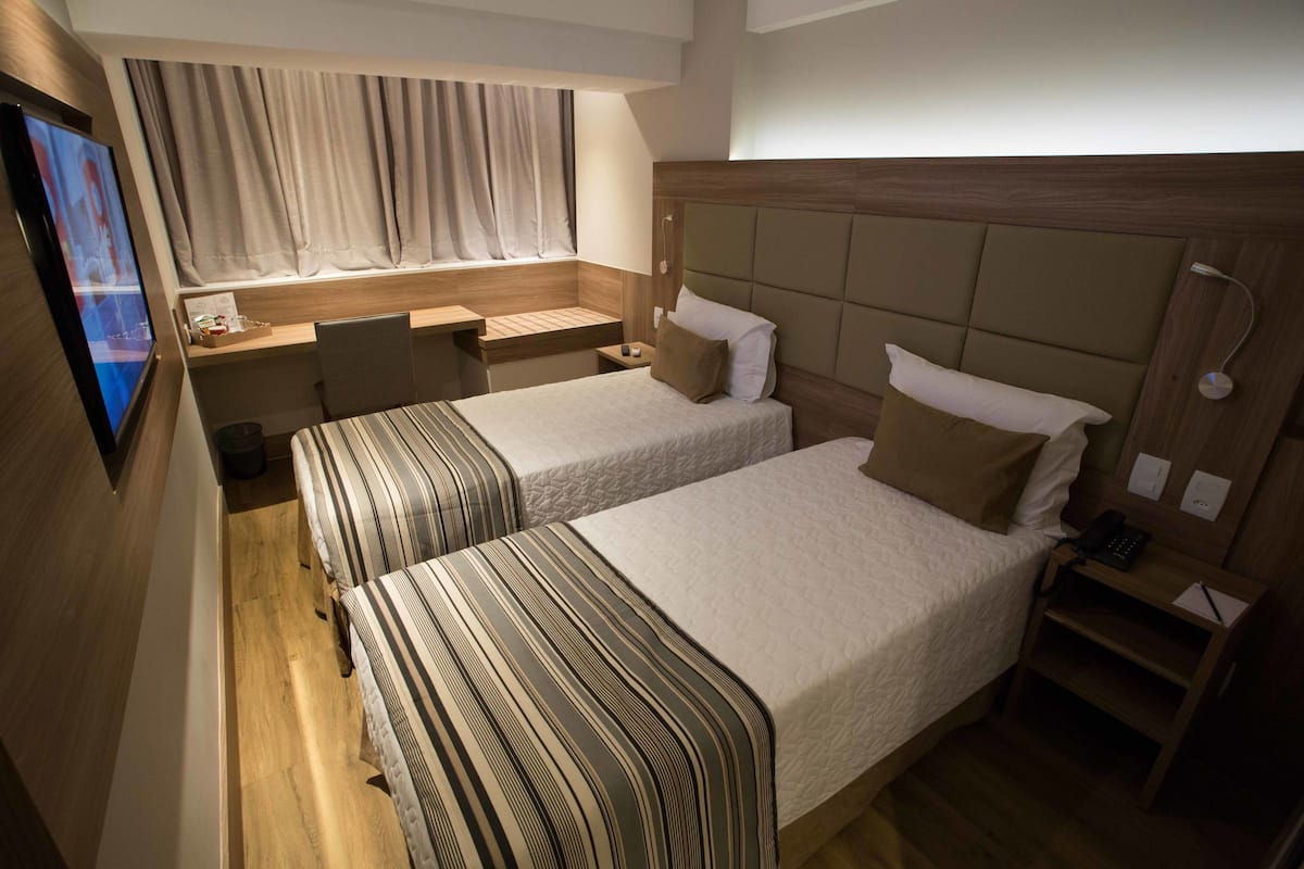Quarto duplo superior, 2 camas de solteiro, vista para a cidade | Frigobar, cofres nos quartos, escrivaninha