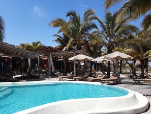 Outdoor pool, sun loungers - La Posada De Los Tumpis (Bocapan)