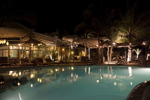 Outdoor pool, sun loungers - La Posada De Los Tumpis (Bocapan)