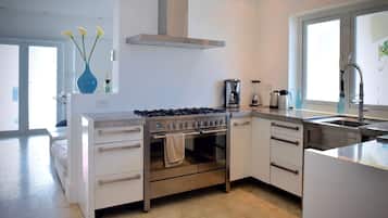 Deluxe Villa, 4 Bedrooms | Private kitchen | Full-size fridge, microwave, oven, stovetop