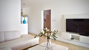 Villa – deluxe, 4 soverom | Oppholdsrom | Flatskjerm-TV