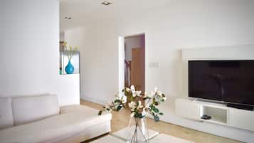 Deluxe Villa, 4 Bedrooms | Living room | Flat-screen TV