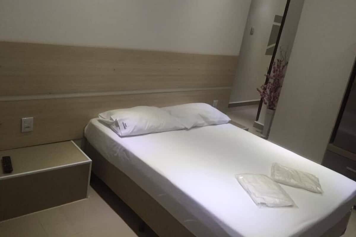 Escritorio, cortinas blackout y tabla de planchar con plancha 