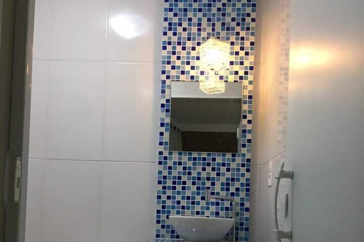 Douche, articles de toilette gratuits, peignoirs, serviettes fournies