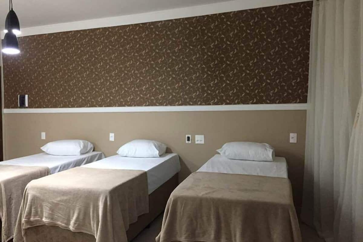 Escritorio, cortinas blackout y tabla de planchar con plancha 