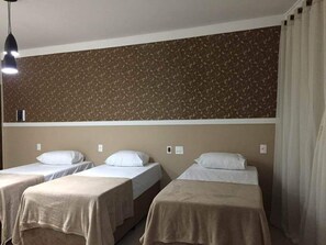 Habitación triple | Escritorio, cortinas opacas, tabla de planchar con plancha y wifi gratis